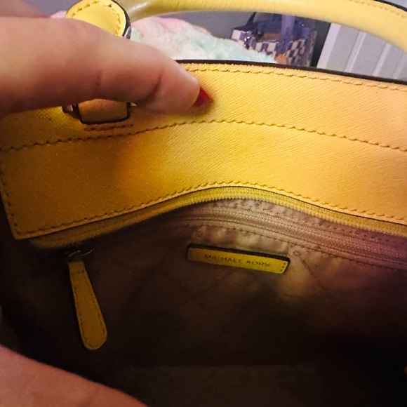 Gorgeous MK Purse Set - Picture 9 of 15